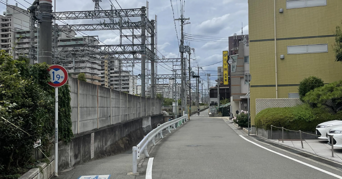 線路沿いをまっすぐ進むと、右手に松本第一ビルがあります